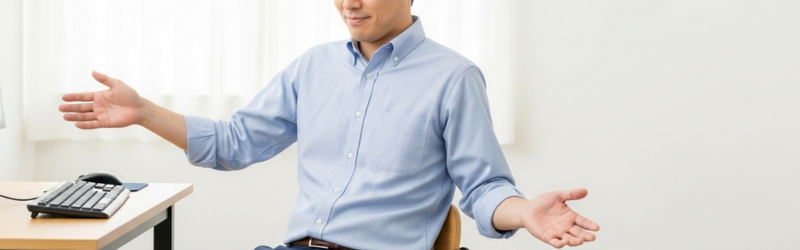 アームレストのない椅子で過ごして、手の置き場に困っている男性。