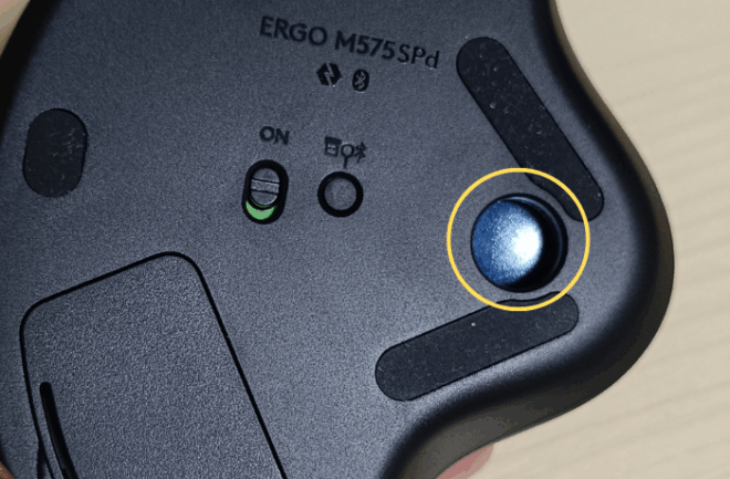 M575SPの底面にボールが取り出せる穴が開いているのが分かる画像