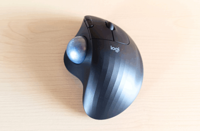 M575SPトラックボールを外箱から取り出した場面。色はブラックでボールはブル―。