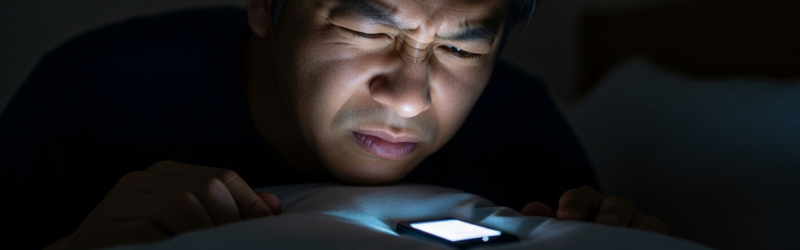 40・50代が感じるモバイルバッテリーの「地味なストレス」
LEDのランプがまぶしくて見づらそうな男性