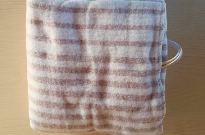 KOIZUMI 電気敷毛布(KDS-40242)
開封し取り出した電気敷毛布。