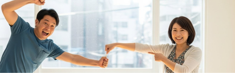 トラックボールを使って肩や腕、手首の疲れから解放された男性と女性が喜んでいる