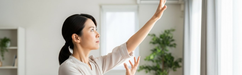 Bluetoothバージョンアップのために「バージョンアップポーズ」をとる女性。