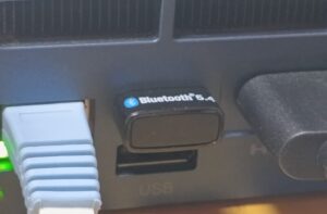 USBポートに挿入したUB500の画像。ちょっと抜き差しは固かった。