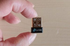 指先にUB500を持っている画像。本当に小さいのが分かる