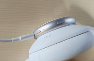 Soundcore Space Q45の物理ボタンは同じ様な形サイズなので間違いやすいかも。