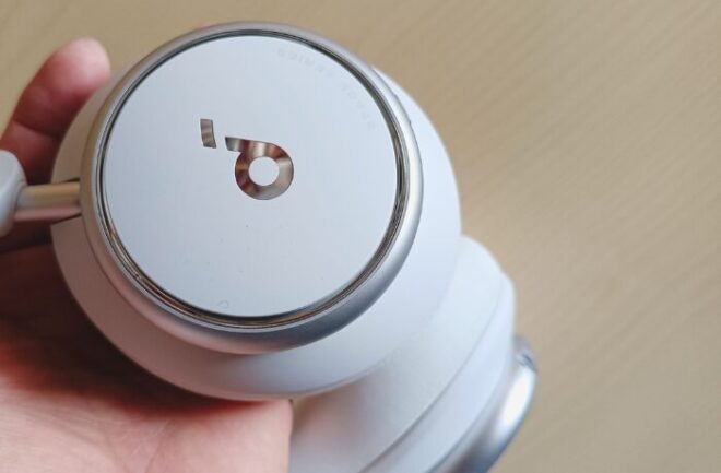 Space Q45のイヤーカップ外側にはSoundcoreのロゴが鏡のようにキラリと反射。