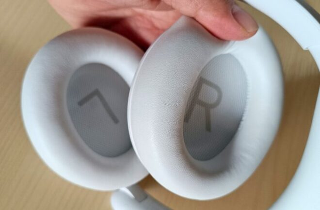 Space Q45のイヤーカップは耳をすっぽりと覆いメガネやピアスも痛くない。低反発クッションが肌触り良い。