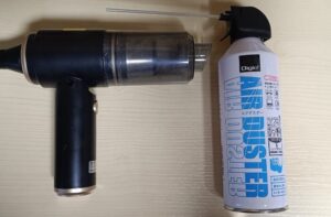 Svoko LT-136とスプレーのエアーダスターを並べて置いたイメージ画像