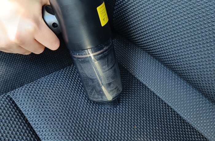 Svoko LT-136で車内座席を「半透明な集塵ボックス兼ノズル」できれいに掃除している