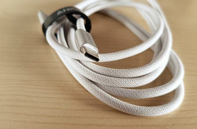 コネクタは極薄コネクタで、厚みが5.8㎜。スマホケースの充電挿入口が小さくても問題なく充電できる