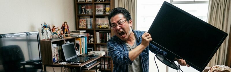 DPオルタネートモードが無いばかりに、映像転送ができずディスプレイを持ち上げる男性