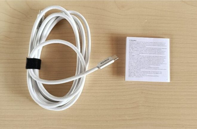 Ankerの「Zolo USB-C & USB-C ケーブル (240W)」の同梱物写真。ケーブル本体と結束バンド、案内紙がある。