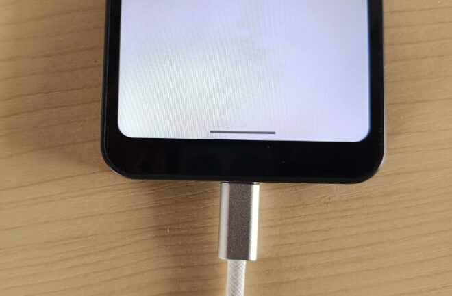 Ankerの「Zolo USB-C & USB-C ケーブル (240W)」でスマホの充電をしているイメージ