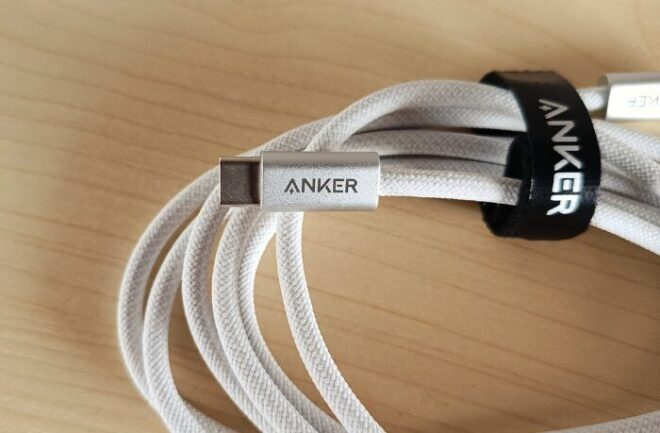 ケーブルは高耐久のナイロン製。まるで布のような優しい手触り。柔らかく取り回しがしやすい。