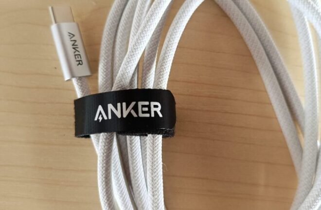 結束バンドには「ANKER」の文字が入っているマジックテープ。