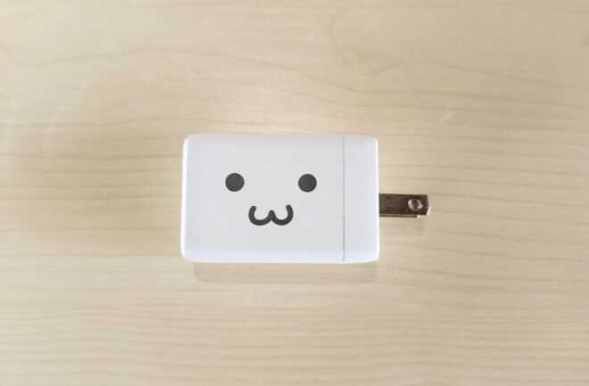 USB Power Delivery 67W AC充電器のプラグは折り畳みできる。バッグに入れても邪魔にならず引っかからない。