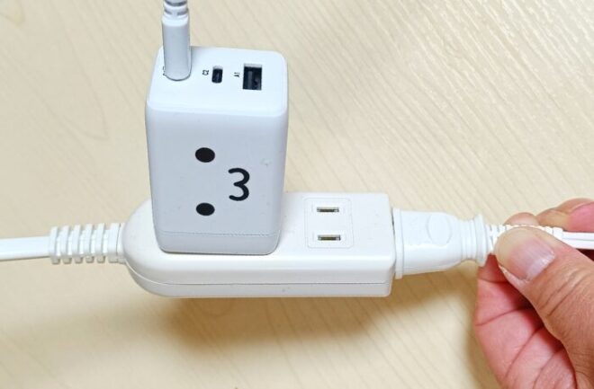 USB Power Delivery 67W AC充電器は他のコンセントを邪魔しないのでコンセントを無駄にしない。