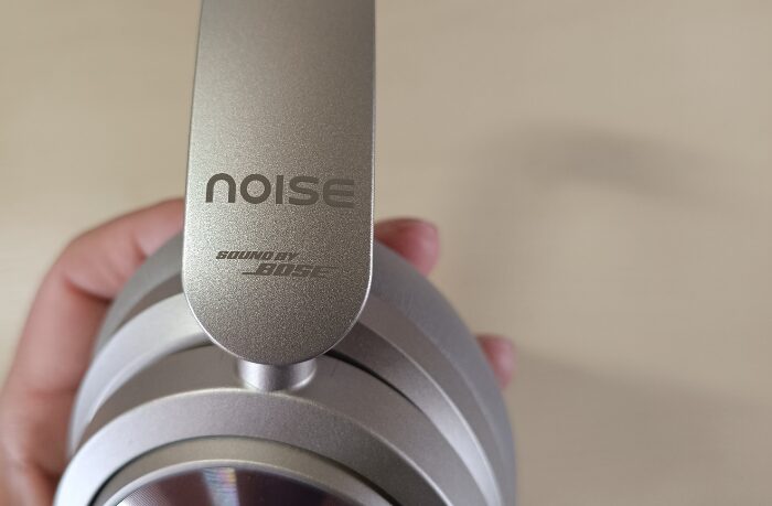 Master Buds MAXのスライダー下部には「Sound by BOSE」のロゴ