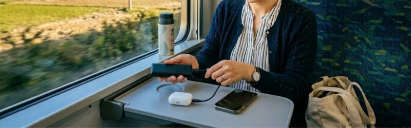 小さなスティック型のモバイルバッテリーとイヤホンケースを差し込み、充電を開始している様子。