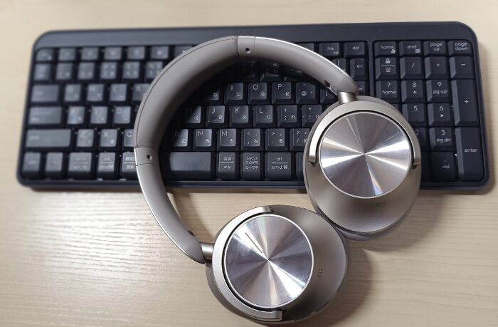 Master Buds MAXで通話すると、キーボードの入力音も抑えられる。