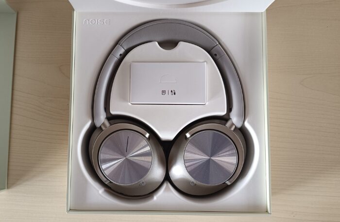 Noiseのオーバーイヤー型ヘッドホン「Master Buds MAX」の外箱を開けた外観写真
