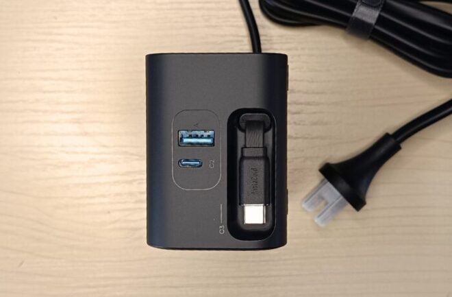 Anker Nano Charging Stationの側面。USB-Cポート、USB-Aポート、そして巻取り式ケーブルの収納口が並ぶ様子