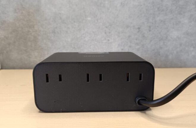 Anker Nano Charging Stationの背面。プラグ同士が干渉しにくいよう間隔を空けて配置された3つのACコンセント差し込み口