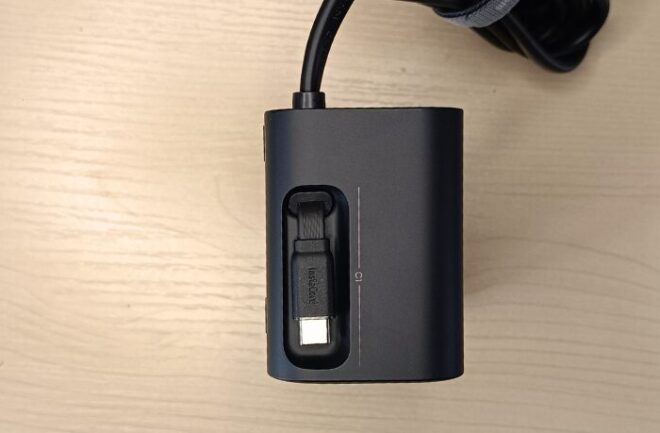 Anker Nano Charging Stationの側面に、巻取り式のUSB-Cケーブルが磁石によりぴったりと収納されている様子