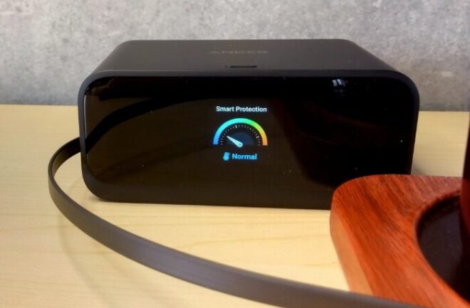 Anker Nano Charging Stationのディスプレイ。温度が正常であることを示す「Normal」の文字と緑色のアイコンが表示されている様子