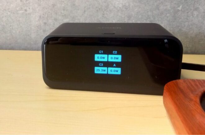 Anker Nano Charging Stationのディスプレイ。C1・C2・C3・Aの各ポートごとの出力ワット数（例：C1が0.0W、C2が25.0Wなど）が一覧で表示されている様子