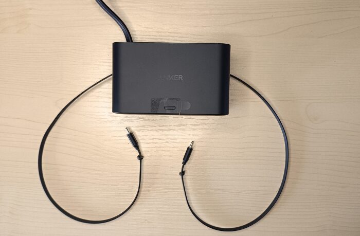 Anker Nano Charging Station (100W) の本体左右から、内蔵された2本の巻取り式USB-Cケーブルを引き出して円状に広げた写真