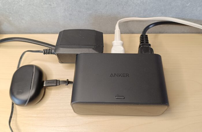 Anker Nano Charging Stationの背面に設けられた3つのACポートに、3本のコンセントプラグを差し込んだ様子。プラグの分だけ後ろにスペースが必要になることを示す写真
