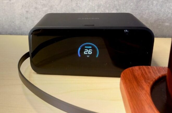 Anker Nano Charging Stationの液晶ディスプレイ。現在の合計出力電力が「26W」と大きく円状のグラフィック内に表示されている様子