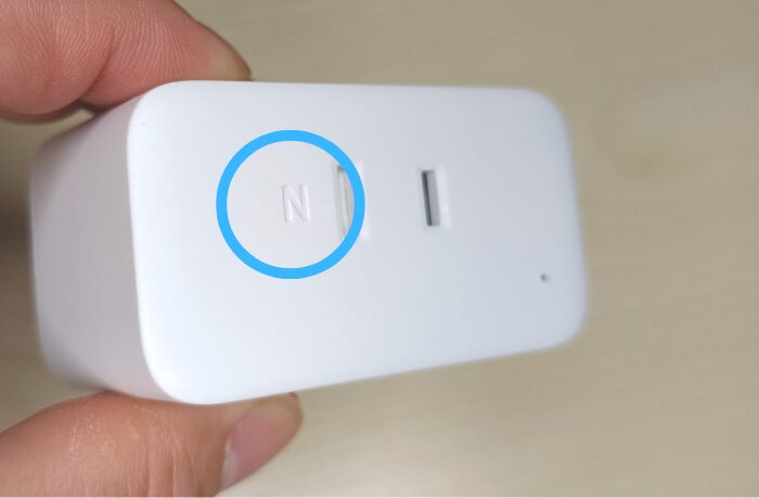 SwitchBotプラグミニの差込口にある「N」表示の拡大写真