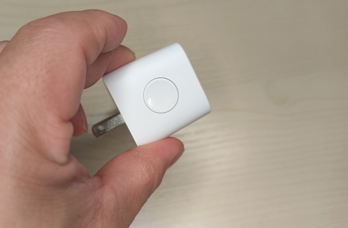 SwitchBotプラグミニ側面にある丸い電源ボタン