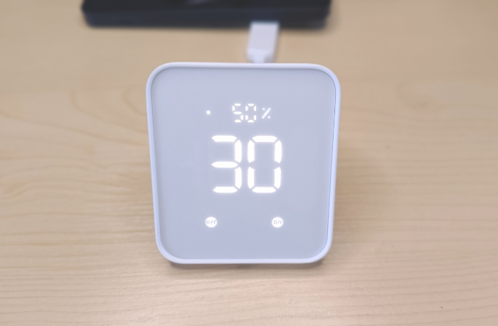 SwitchBot ハブ2の本体画像。温度と湿度が表示された白色の綺麗なハブ２本体。