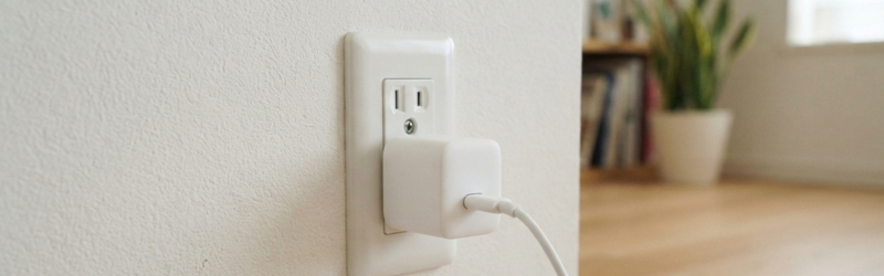 生活の一部に溶け込んだGaN充電器がリビングのコンセントに刺さっているシーン