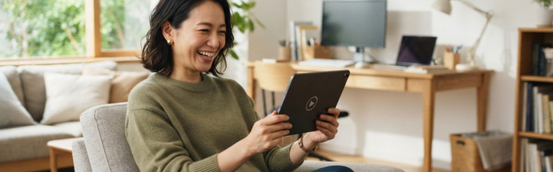 在宅ワークのt休憩中にタブレットで動画視聴を楽しむ女性。